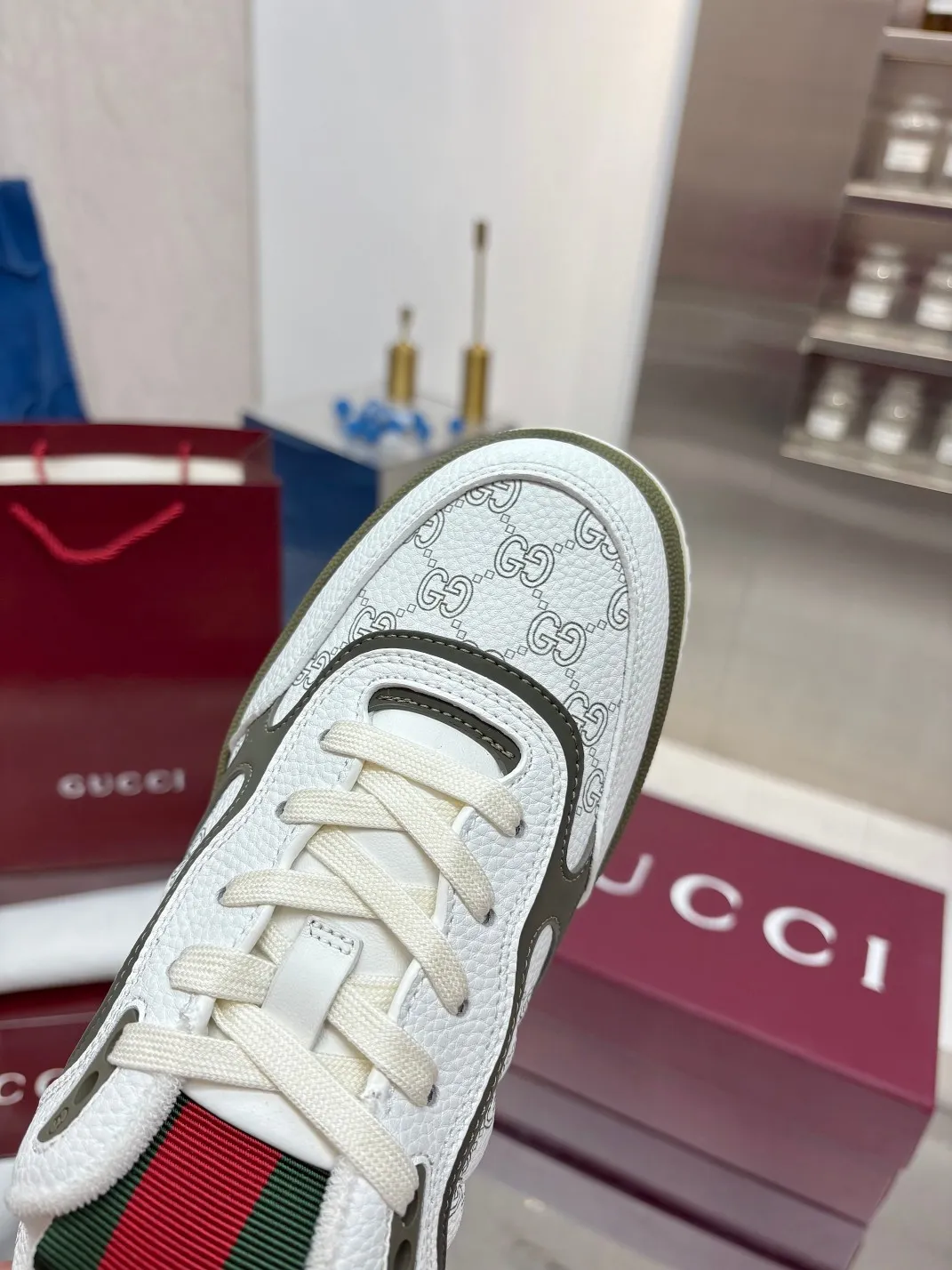 Men's Men's Shoes 💰660 Gucci Gucci's latest hot-selling series of high and low-top distressed couple sneakers are shipped. Original purchase, development and production. This high-low top sneaker adopts a basketball-style silhouette design, cleverly integrated with hollow panels and distressed effects, showing its unique ingenuity. The ingenuity incorporates brand logo details such as interlocking Double G styling accessories and Gucci lettering, a low-key tribute to the brand's design heritage.  ▪️ Fabric: Original customized imported first-layer cowhide ▪️ Lining: Sweat-absorbent and deodorant towel lining ▪️ Sole: Original molded TPU sole ▪️ Sole thickness: 3cm ▪️ Size: Male 39-46 (46 customized)